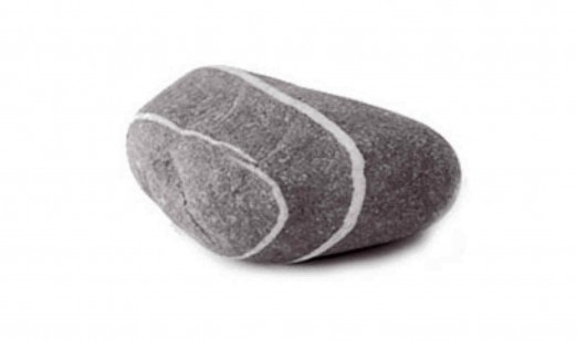 Einzelner Stein, grau mit zwei weißen Streifen