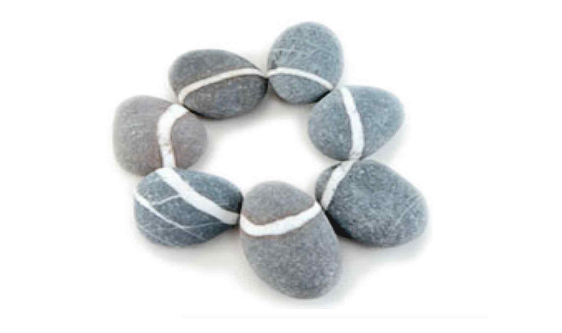 Steinkreis aus grauen Steinen mit jeweils weißen Strichen, die die Steine verbinden