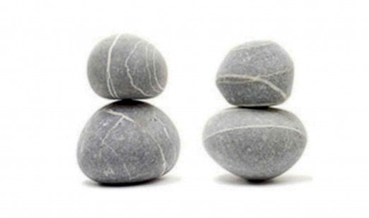Zwei mal zwei graue Steine mit weißen Streifen, übereinander gestapelt, nebeneinander
