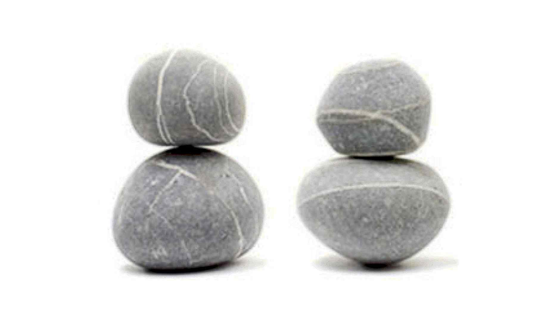 Zwei mal zwei graue Steine mit weißen Streifen, übereinander gestapelt, nebeneinander